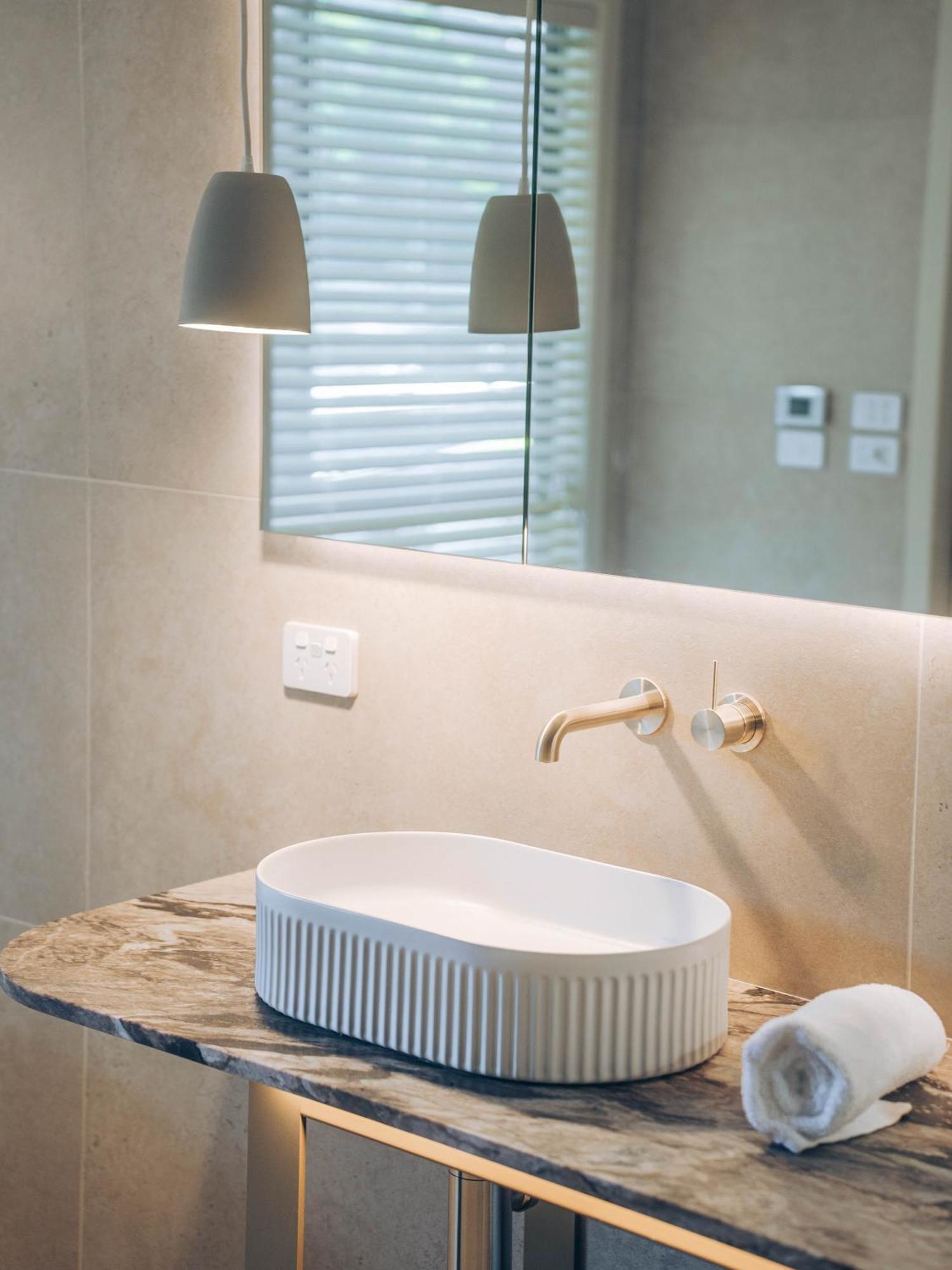 Risby Cove Boutique Hotel Strahan Buitenkant foto
