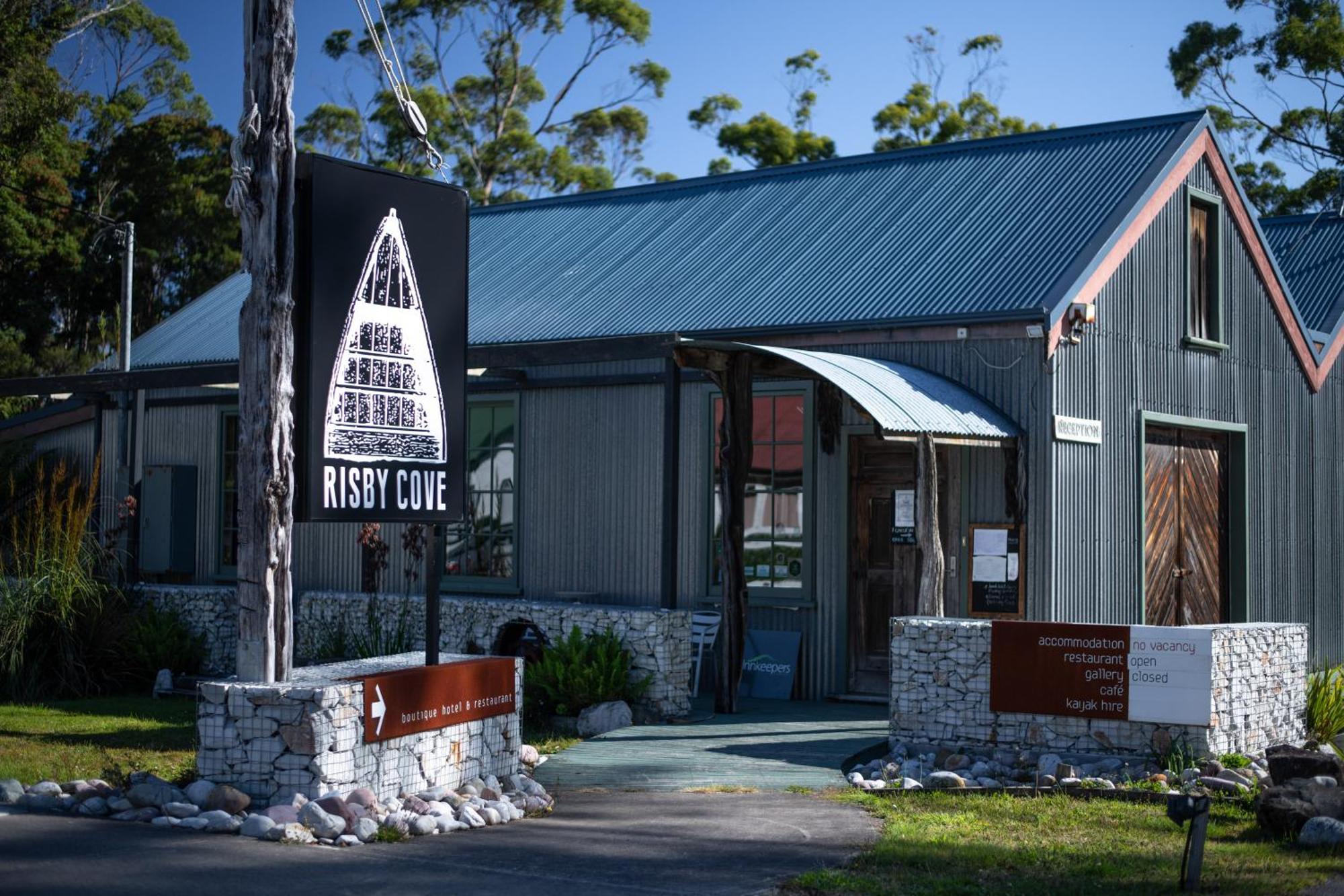 Risby Cove Boutique Hotel Strahan Buitenkant foto