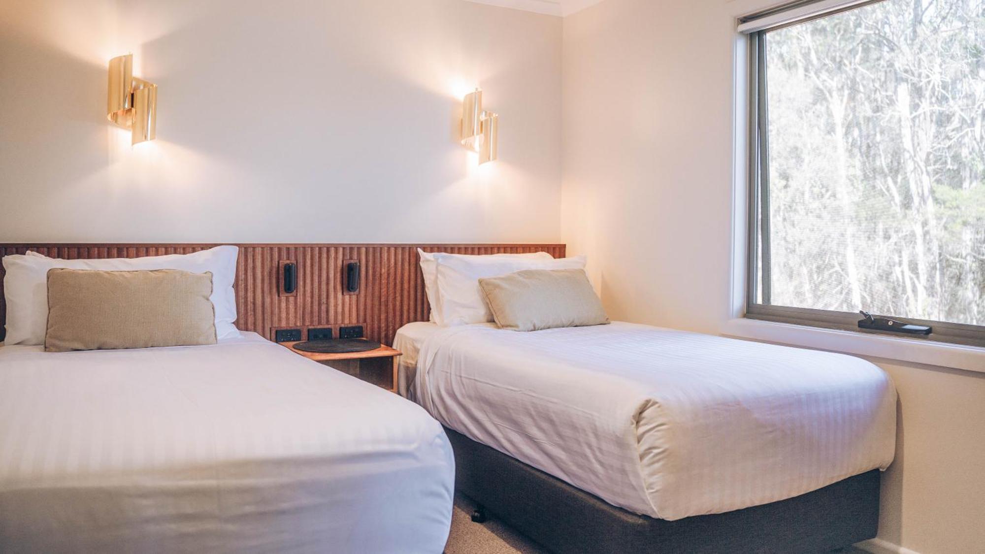 Risby Cove Boutique Hotel Strahan Buitenkant foto