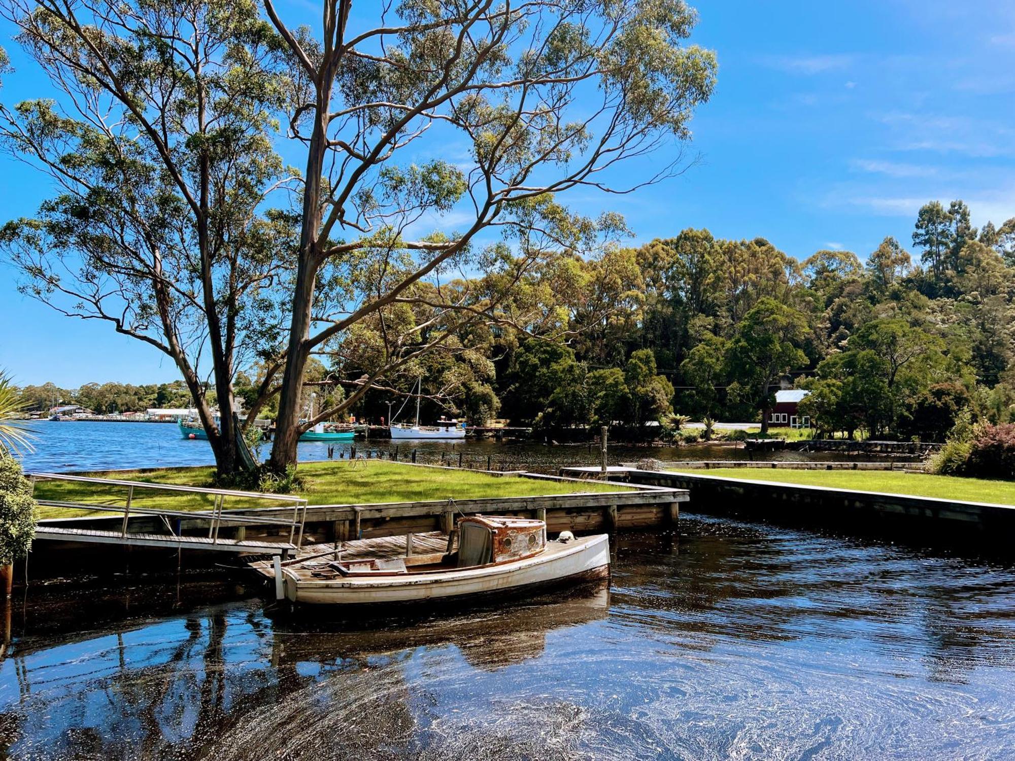 Risby Cove Boutique Hotel Strahan Buitenkant foto