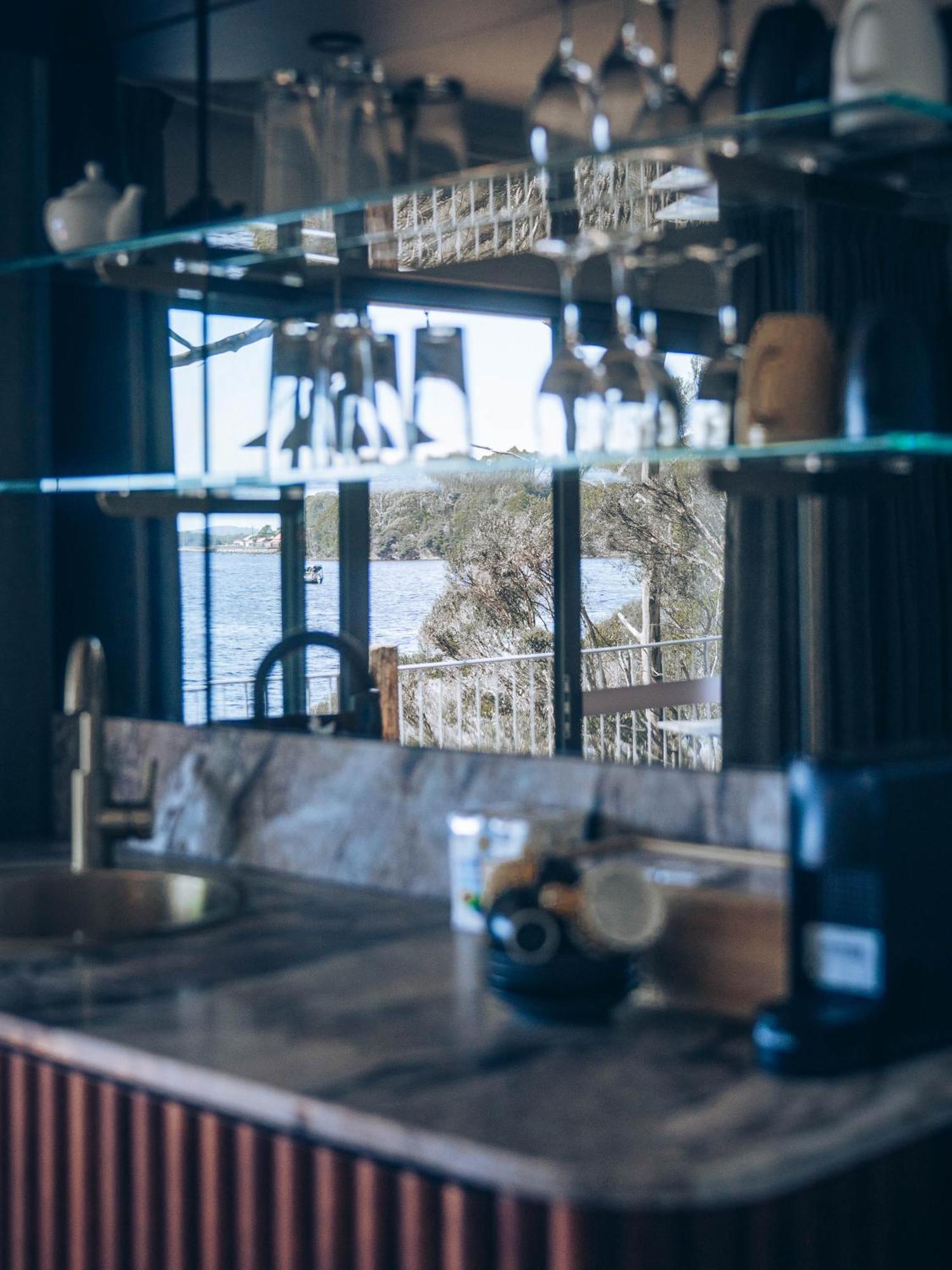 Risby Cove Boutique Hotel Strahan Buitenkant foto