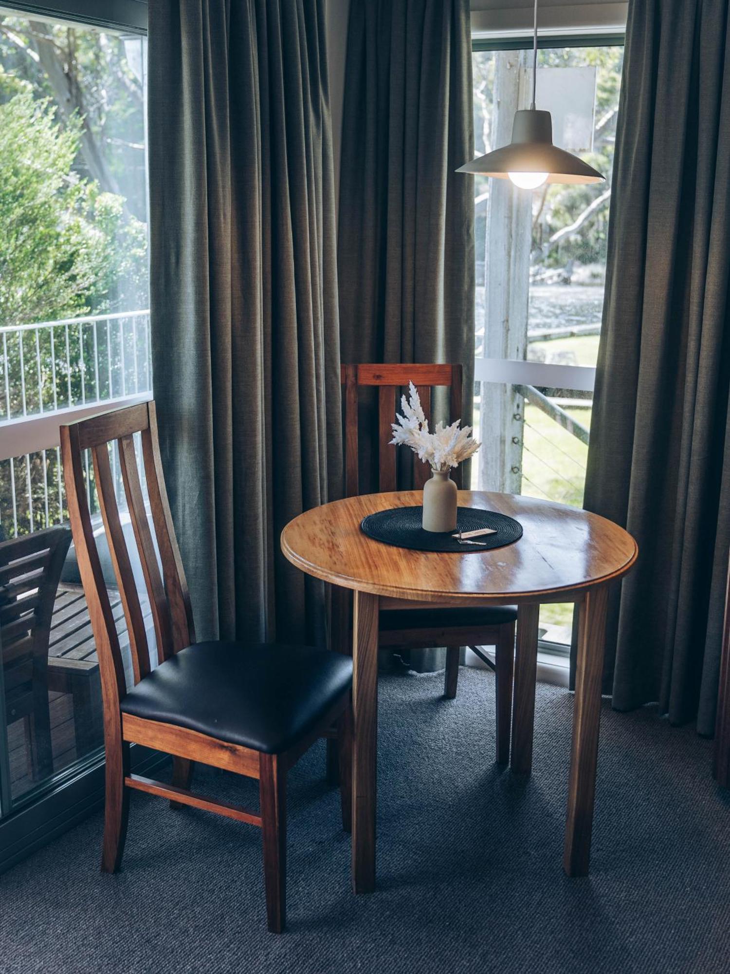 Risby Cove Boutique Hotel Strahan Buitenkant foto