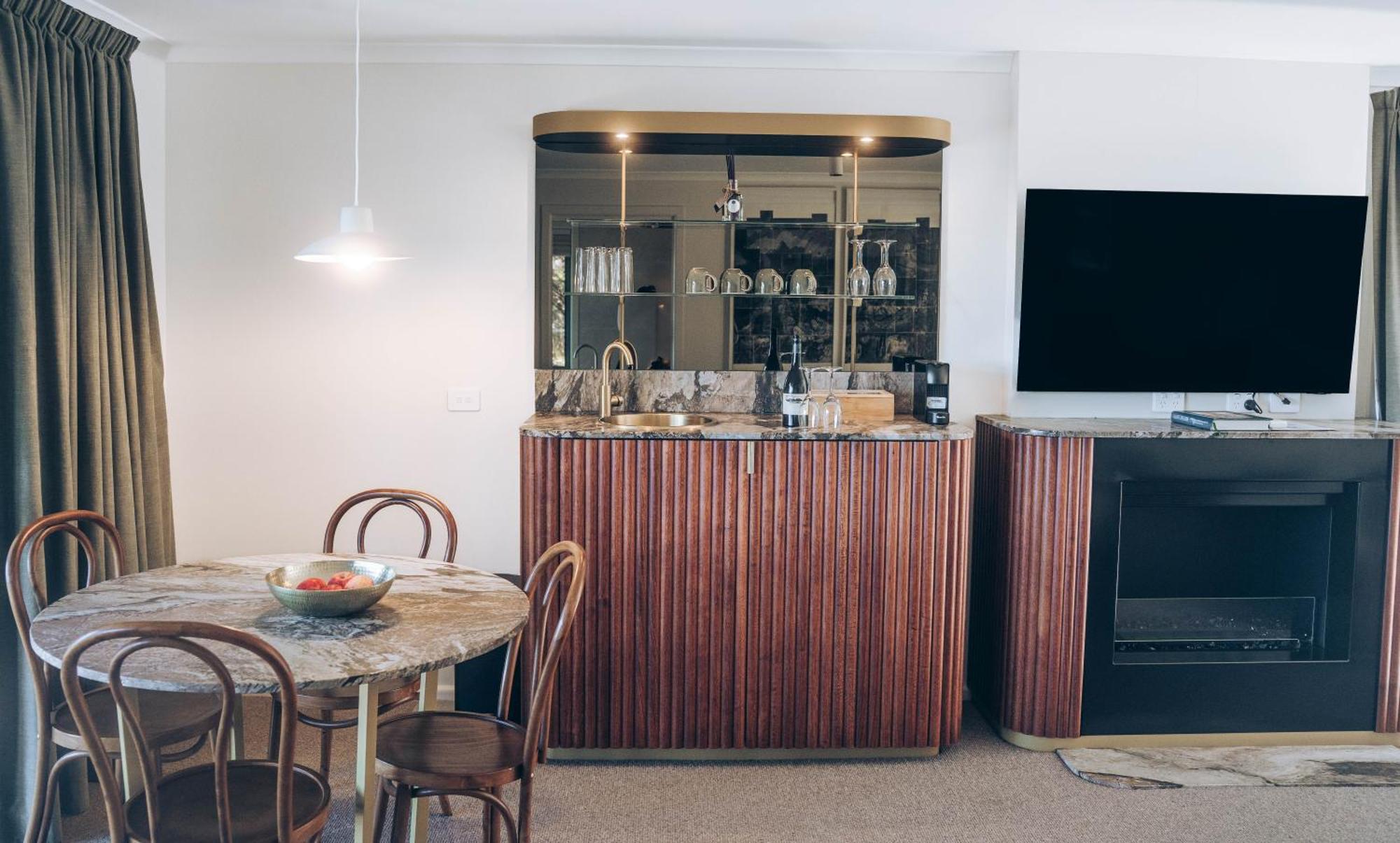 Risby Cove Boutique Hotel Strahan Buitenkant foto