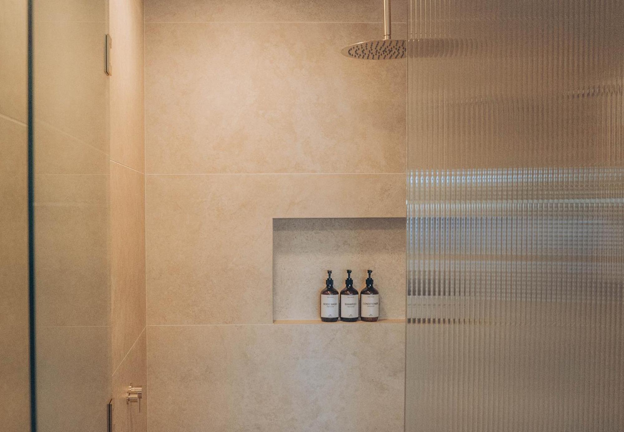 Risby Cove Boutique Hotel Strahan Buitenkant foto