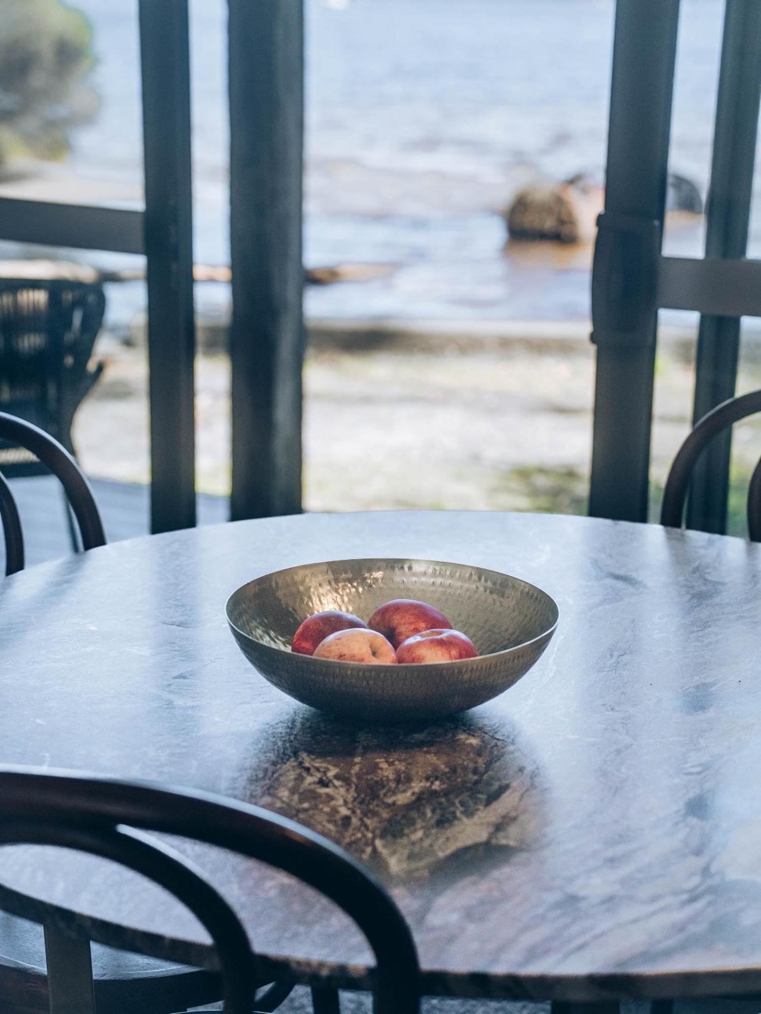 Risby Cove Boutique Hotel Strahan Buitenkant foto
