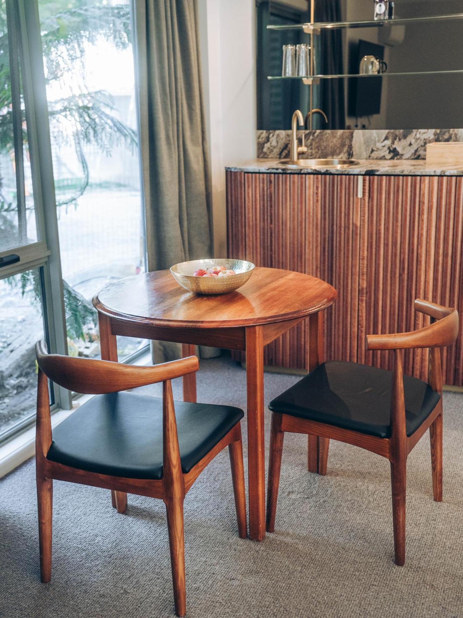 Risby Cove Boutique Hotel Strahan Buitenkant foto