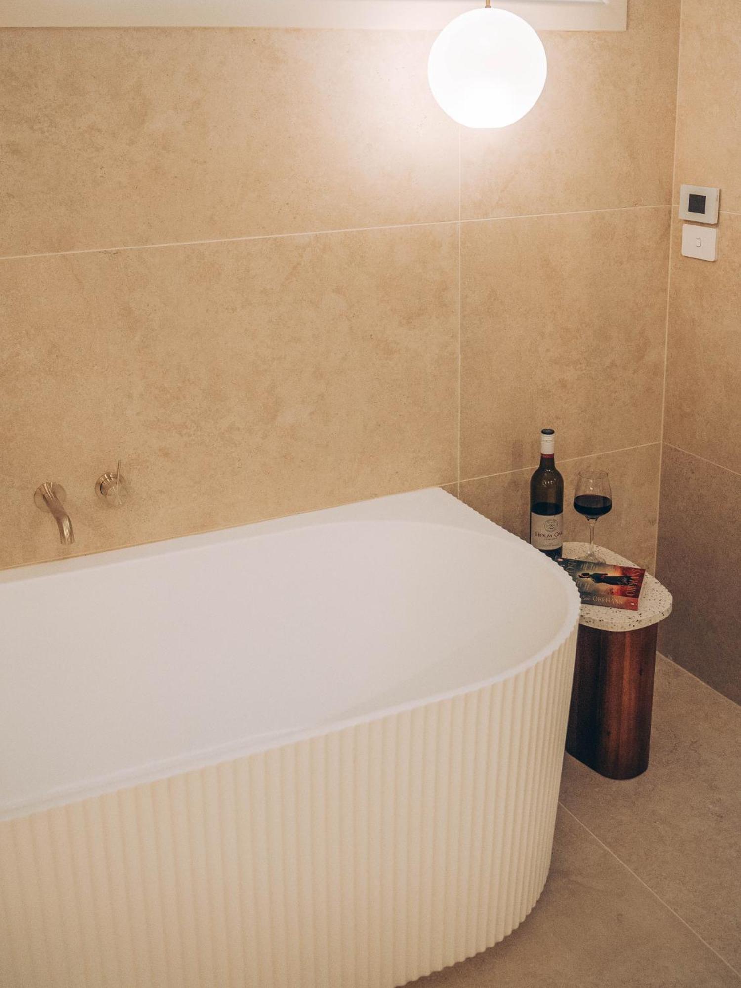Risby Cove Boutique Hotel Strahan Buitenkant foto