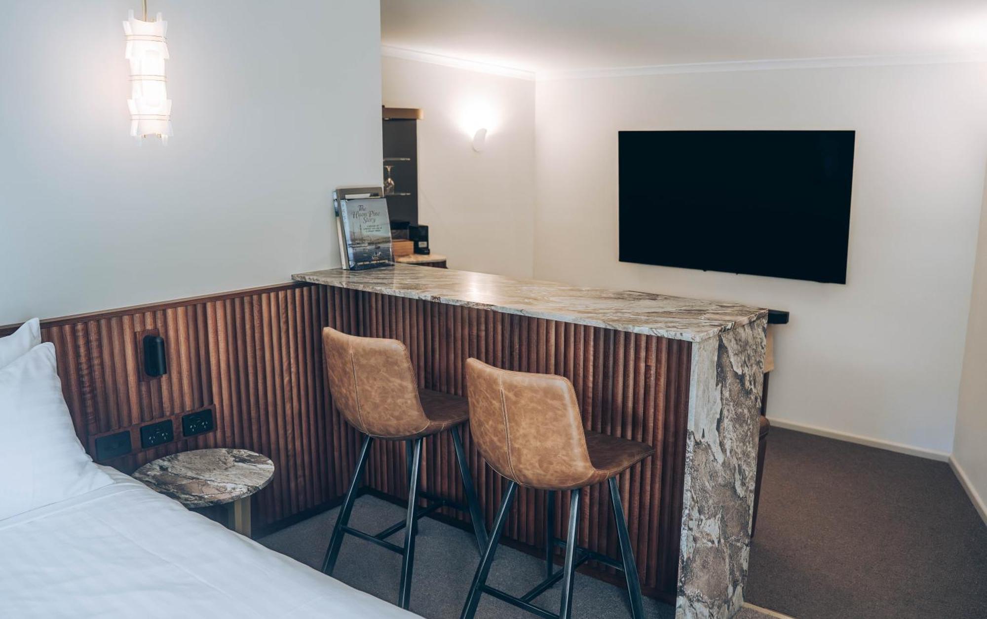 Risby Cove Boutique Hotel Strahan Buitenkant foto