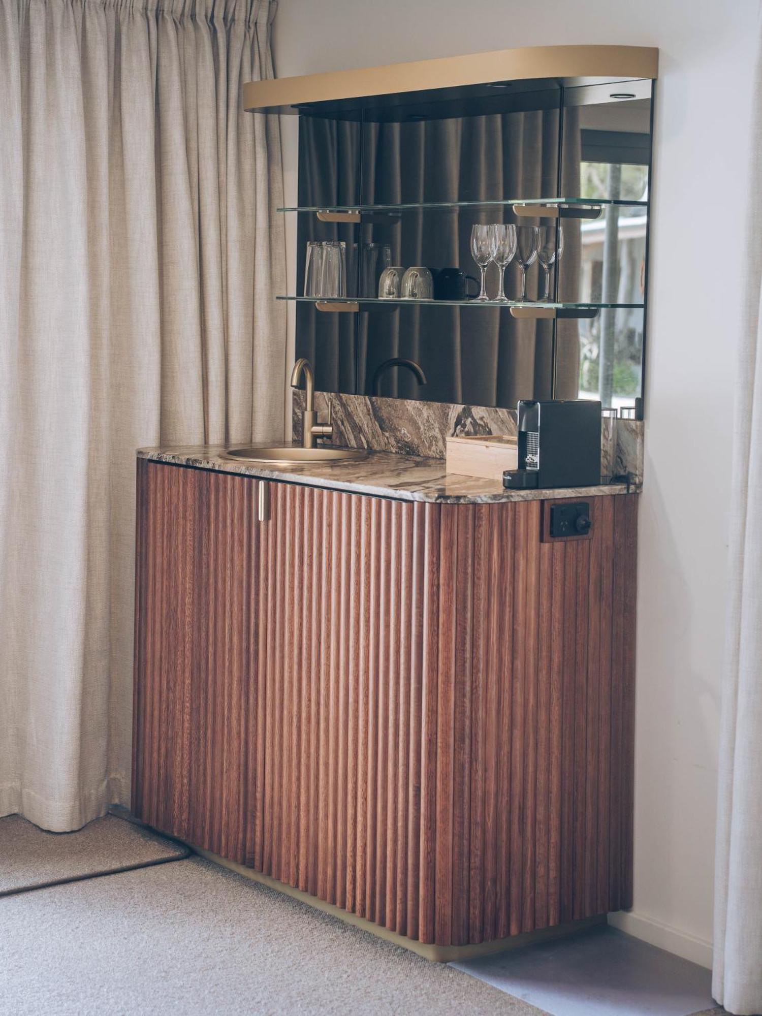 Risby Cove Boutique Hotel Strahan Buitenkant foto