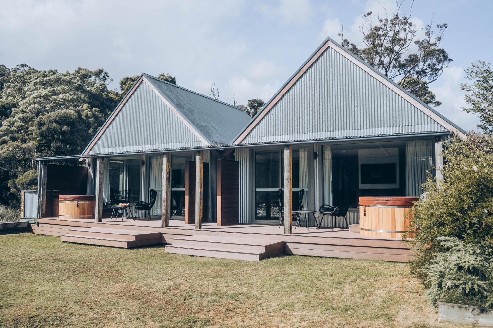 Risby Cove Boutique Hotel Strahan Buitenkant foto