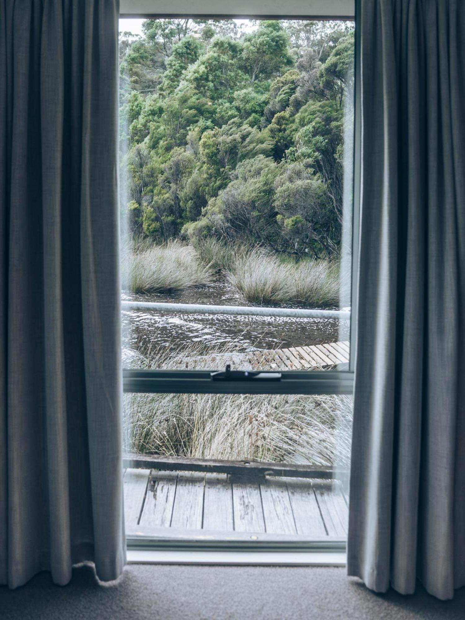 Risby Cove Boutique Hotel Strahan Buitenkant foto