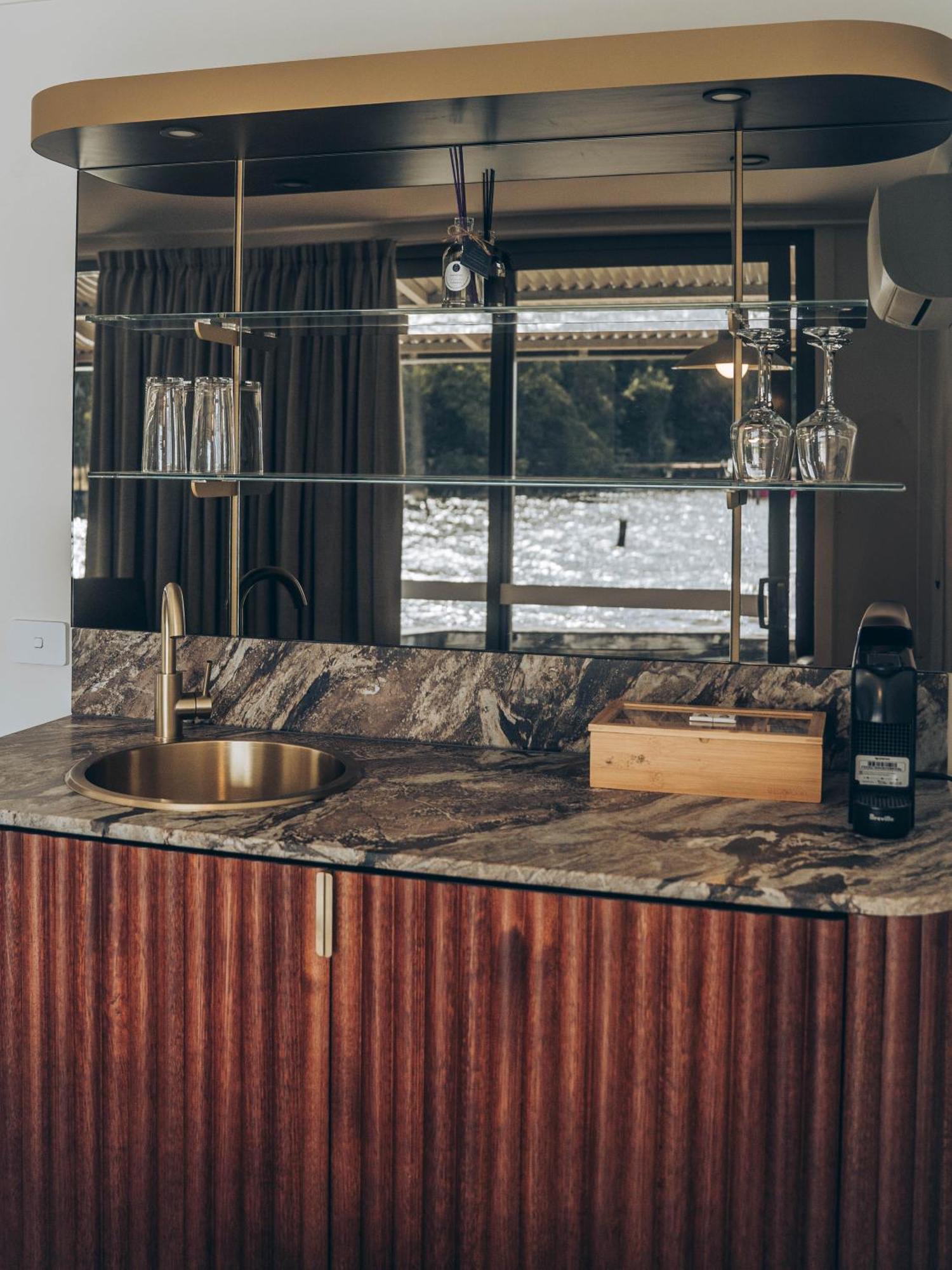 Risby Cove Boutique Hotel Strahan Buitenkant foto