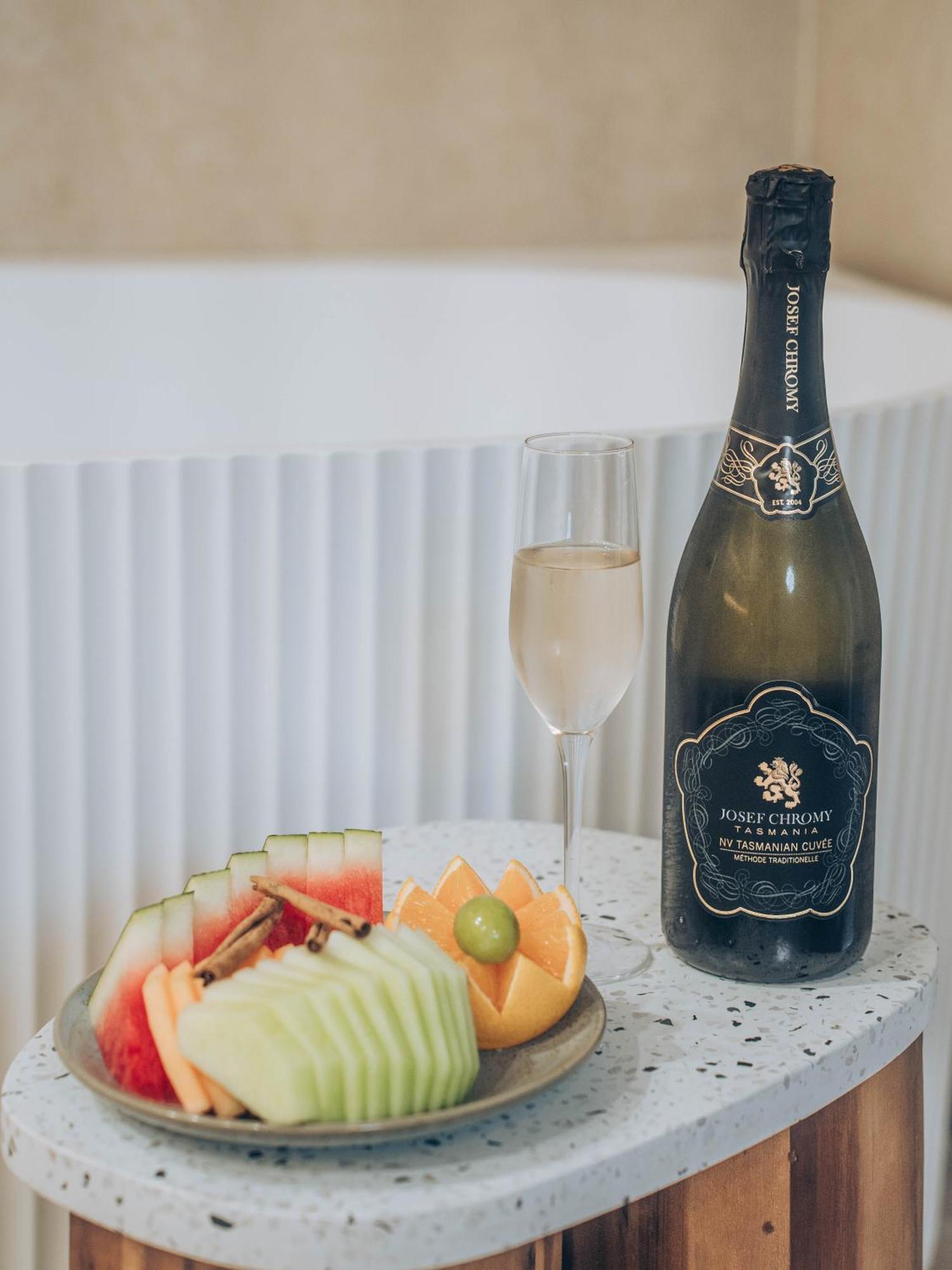 Risby Cove Boutique Hotel Strahan Buitenkant foto