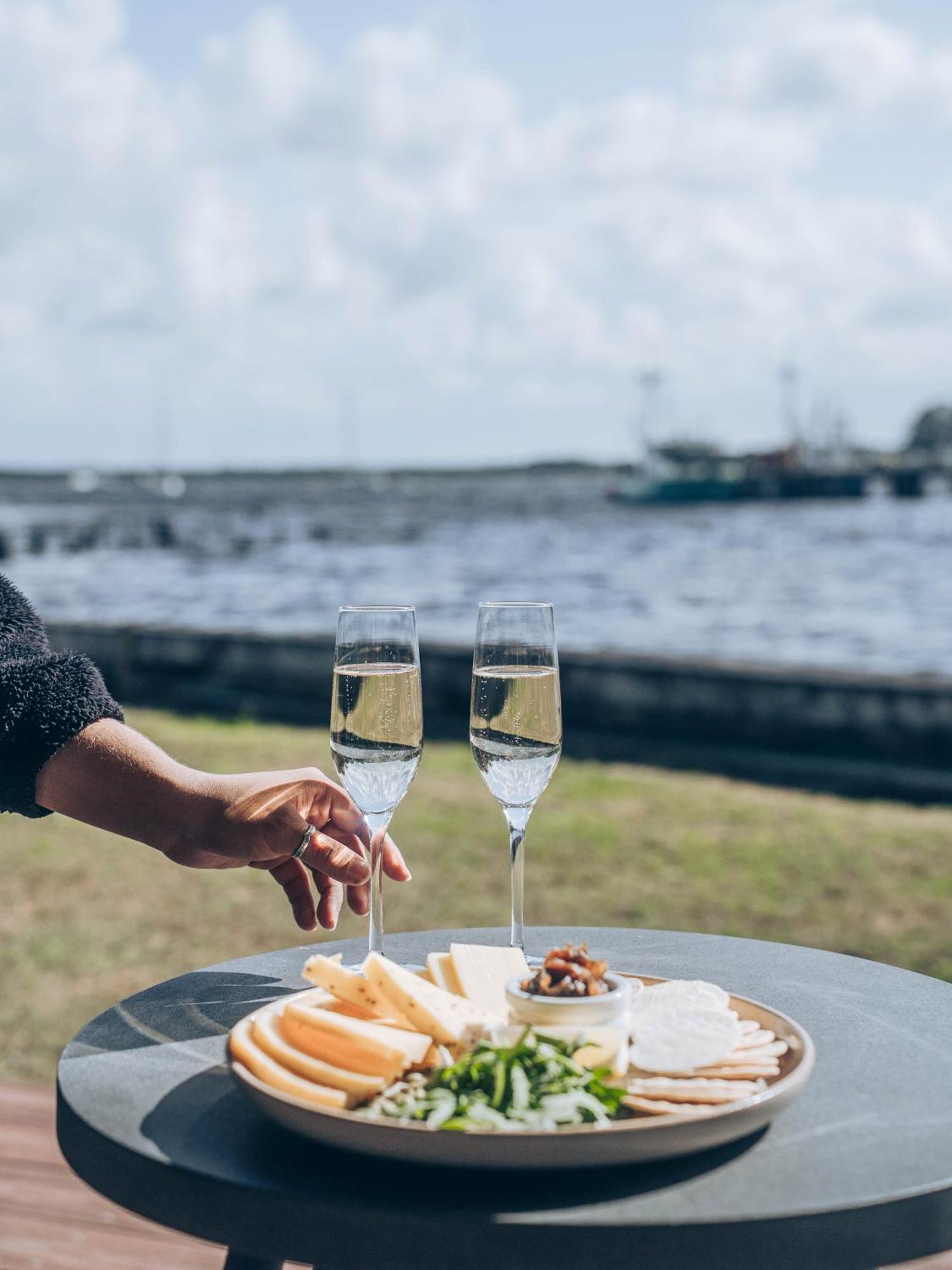 Risby Cove Boutique Hotel Strahan Buitenkant foto