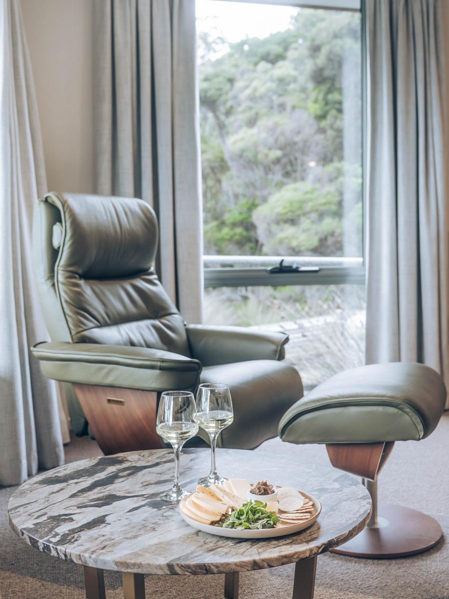 Risby Cove Boutique Hotel Strahan Buitenkant foto