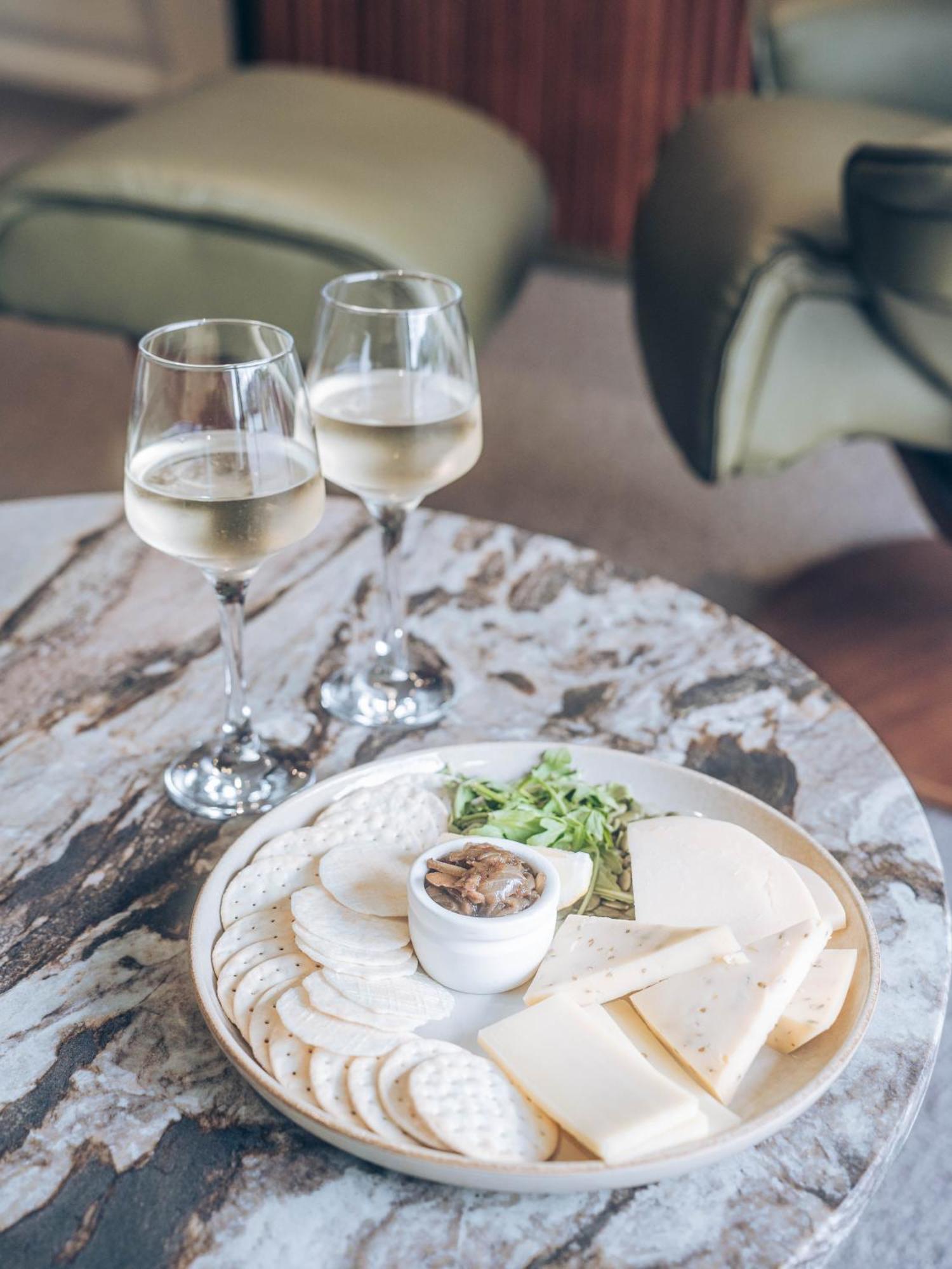 Risby Cove Boutique Hotel Strahan Buitenkant foto