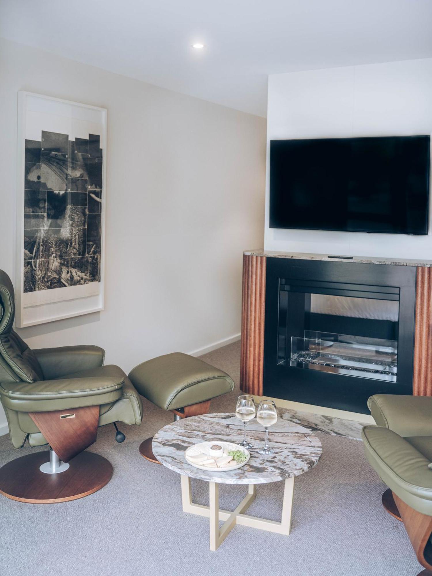 Risby Cove Boutique Hotel Strahan Buitenkant foto